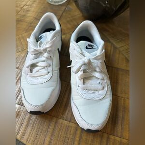 Nike MD Valiant Sneaker (big kid size 5)